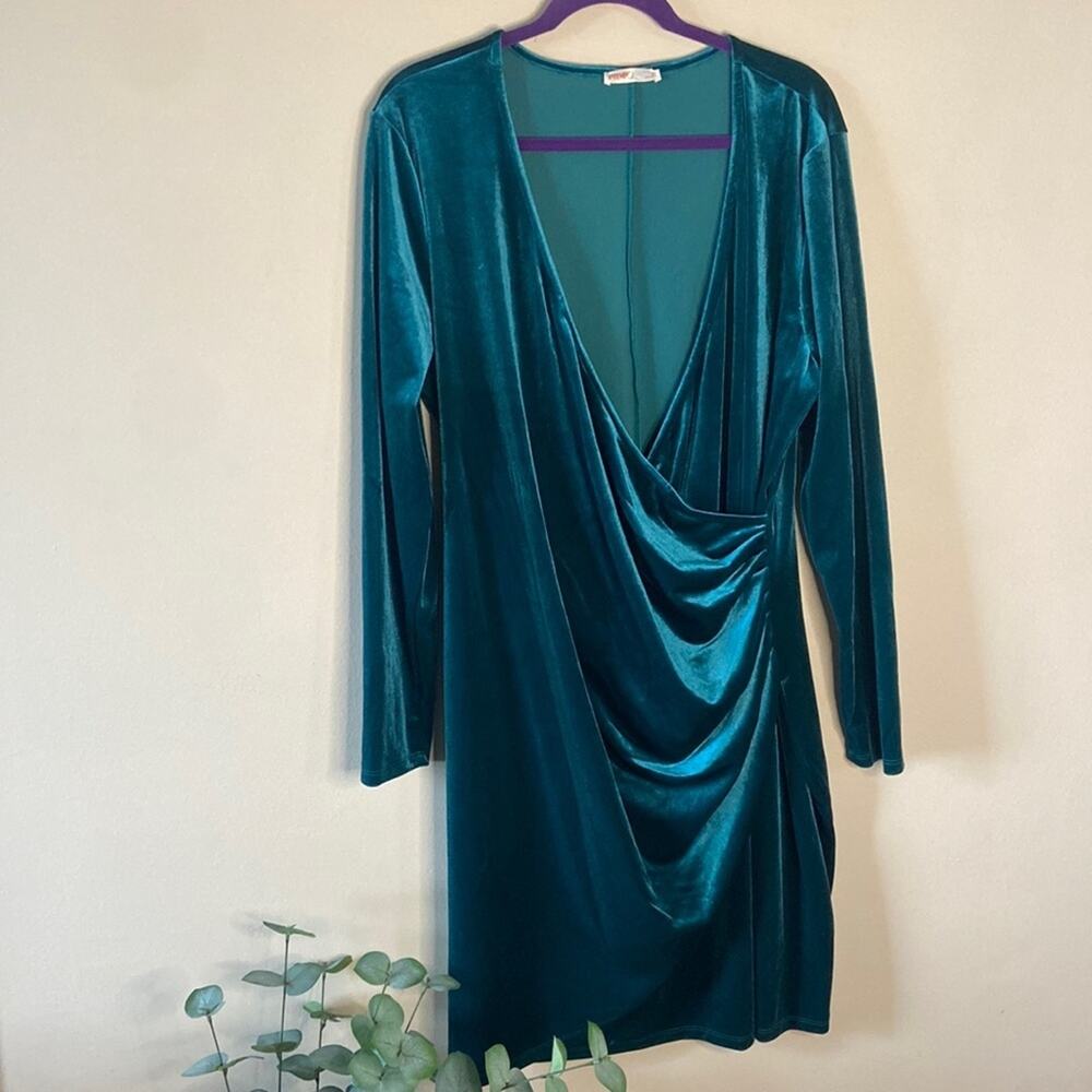 New Intempo Emerald Green Velvet Wrap Dress Plus Size 2X Long Sleeve Ruched Mini